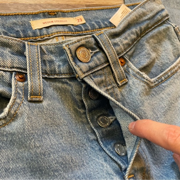 Levi’s Wedgie Straight Light Wash Denim Jeans with Raw Hem size 23 - Picture 7 of 17